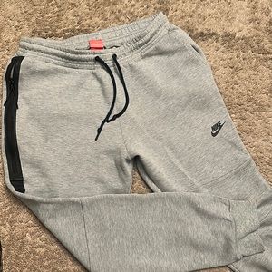 Nike Tech Pack Woven Tapered Leg Sweat Pants
Large Grey Joggers Textured Knit